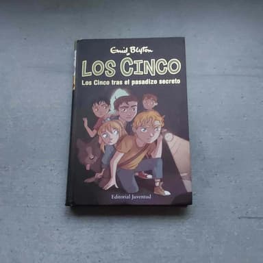 Los Cinco tras el pasadizo secreto