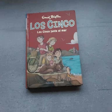 Los Cinco junto al mar