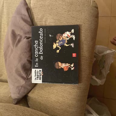 En la cancha de baloncesto On the Basketball Field (La Familia Trota-Deporte the Sport-Trotter Family) (Spanish Edition)