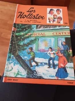 Los Hollister y el misterio del centro comercial