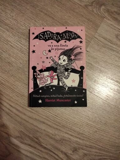 Isadora Moon va a una fiesta de pijamas  Isadora Moon has a Sleepover