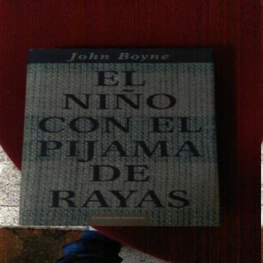 el niño con el pijama de rayas