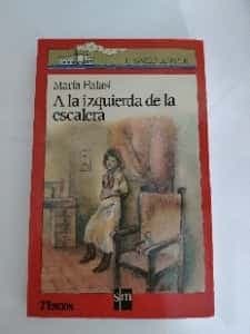 A la izquierda de la escalera