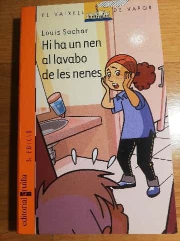 Hi ha un nen al lavabo de les nenes