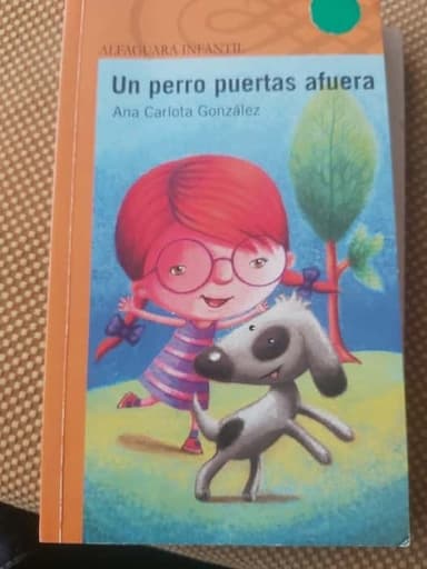 Un perro puertas afuera