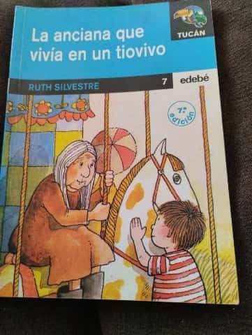 LA Anciana Que Vivia En UN Tiovivothe Old Lady Who Lived in a Roundout