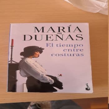 El tiempo entre costuras