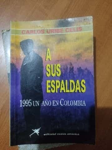 A sus espaldas