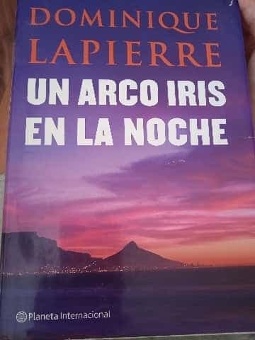 Un arco iris en la noche