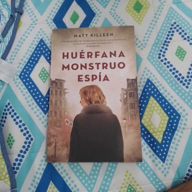 Huérfana, Monstruo, Espía