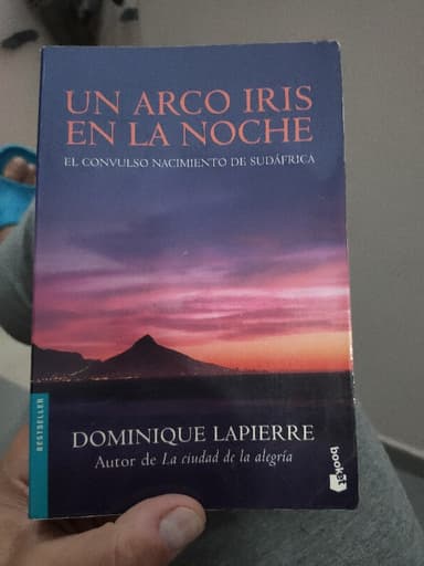 Un arco iris en la noche