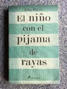 El niño con el pijama de rayas