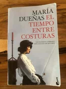 El tiempo entre costuras