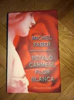 Pétalo carmesí flor blanca
