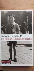 Un armario lleno de sombra