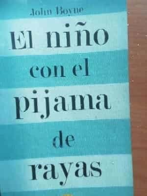 El niño con el pijama de rayas