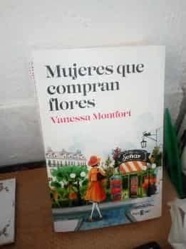 Mujeres que compran flores