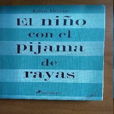 El niño con el pijama de rayas