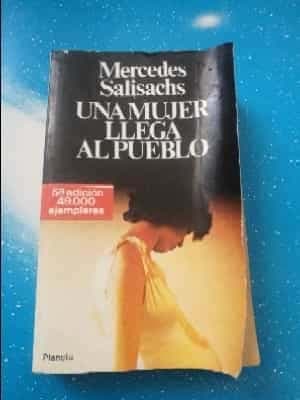 Una mujer llega al pueblo.
