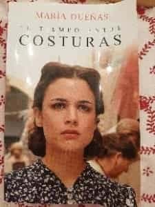 El tiempo entre costuras