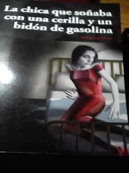LA CHICA QUE SOÑABA CON UNA CERILLA Y UN BIDÓN DE GASOLINA