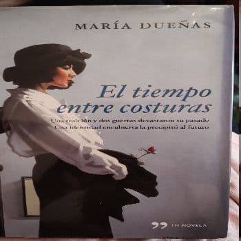 El tiempo entre costuras