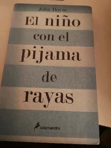 El niño con el pijama de rayas