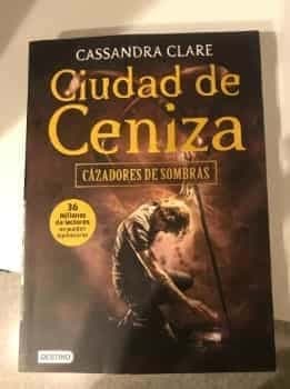 Ciudad de ceniza: Cazadores de sombras 2