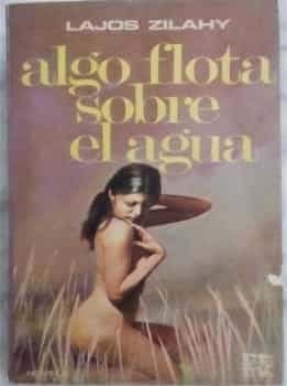Algo flota sobre el agua