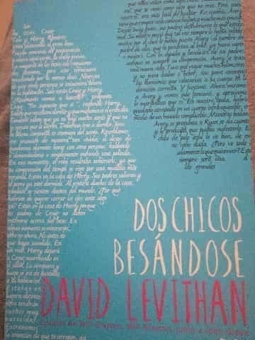 Dos chicos besándose 