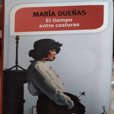 El tiempo entre costuras