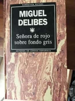 Señora de rojo sobre fondo gris