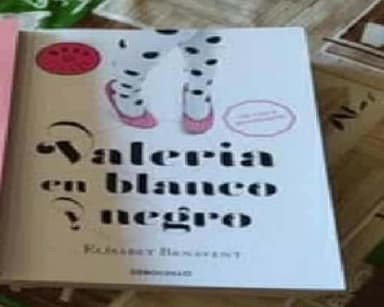 Valeria en blanco y negro