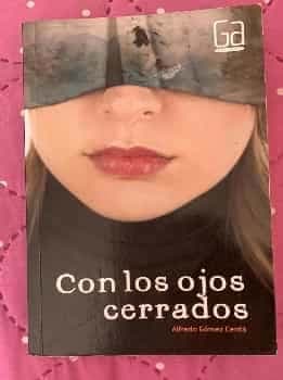 Con los ojos cerrados