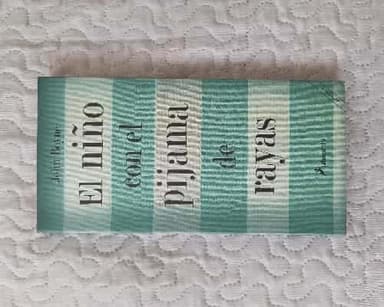 El niño con el pijama de rayas