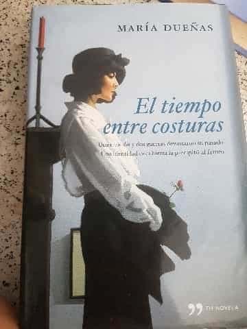 El tiempo entre costuras