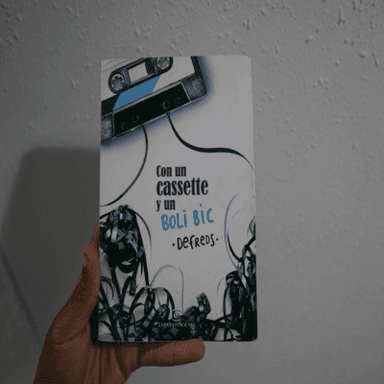 Con un cassette y un BOLI BIC