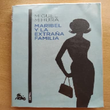 MARIBEL Y LA EXTRAÑA FAMILIA