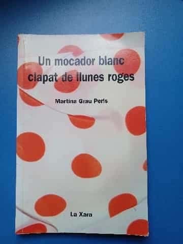 Un mocador blanc clapat de llunes roges