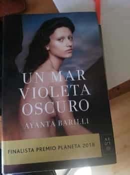 Un mar violeta oscuro
