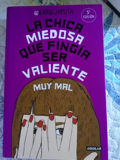 La chica miedosa que fingía ser valiente muy mal
