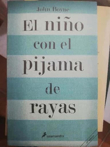 El niño con el pijama de rayas