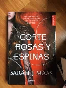 Una corte de rosas y espinas