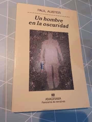 Un hombre en la oscuridad