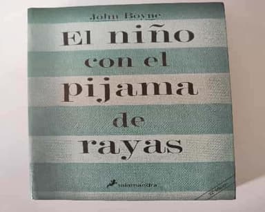 El niño con el pijama de rayas