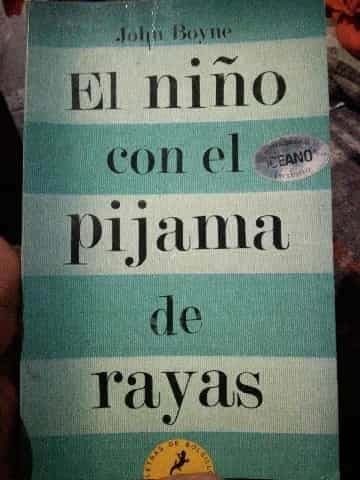 El niño con el pijama de rayas