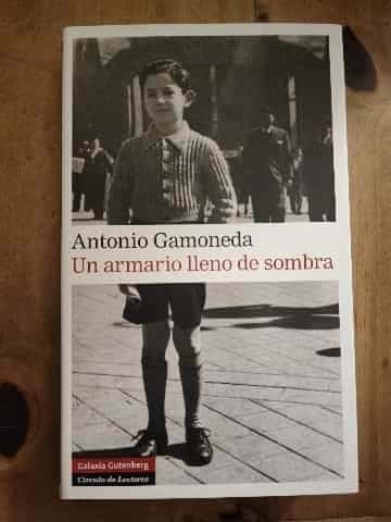 Un armario lleno de sombra
