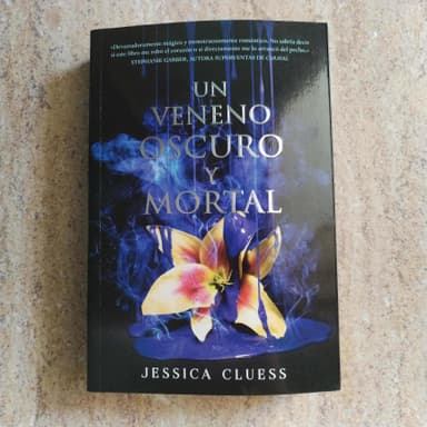 Un veneno oscuro y mortal (La ciudad en llamas 2)