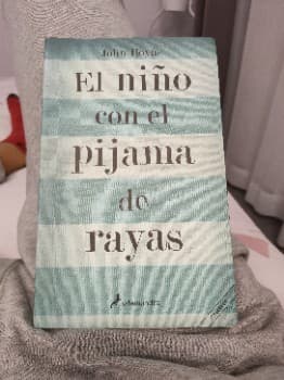 El niño con el pijama de rayas