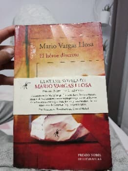 El héroe discreto